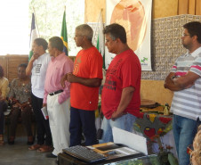 As escolas quilombolas do Paraná irão trabalhar com uma matriz curricular pedagógica específica para atender a realidade das comunidades remanescentes de Quilombo no Estado. A nova diretriz será implantada nas 43 unidades estaduais e municipais que atendem alunos das comunidades quilombolas, garantindo a essa população acesso a uma educação de qualidade e que valoriza a sua cultura.