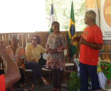 As escolas quilombolas do Paraná irão trabalhar com uma matriz curricular pedagógica específica para atender a realidade das comunidades remanescentes de Quilombo no Estado. A nova diretriz será implantada nas 43 unidades estaduais e municipais que atendem alunos das comunidades quilombolas, garantindo a essa população acesso a uma educação de qualidade e que valoriza a sua cultura.