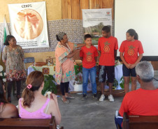 As escolas quilombolas do Paraná irão trabalhar com uma matriz curricular pedagógica específica para atender a realidade das comunidades remanescentes de Quilombo no Estado. A nova diretriz será implantada nas 43 unidades estaduais e municipais que atendem alunos das comunidades quilombolas, garantindo a essa população acesso a uma educação de qualidade e que valoriza a sua cultura.