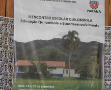 As escolas quilombolas do Paraná irão trabalhar com uma matriz curricular pedagógica específica para atender a realidade das comunidades remanescentes de Quilombo no Estado. A nova diretriz será implantada nas 43 unidades estaduais e municipais que atendem alunos das comunidades quilombolas, garantindo a essa população acesso a uma educação de qualidade e que valoriza a sua cultura.