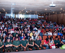Cerca de 500 alunos do 9° ano de várias escolas da Região Metropolitana de Curitiba participaram nesta quarta-feira (5) da segunda edição do “Dia do Campo”, no Centro Estadual de Educação Profissional Newton Freire Maia, em Pinhais. Os estudantes foram acompanhados pelos pais e aproveitaram para conhecer e fazer as inscrições nos cursos oferecidos pela escola. A feira agrícola aconteceu em comemoração ao Dia do Técnico em Agropecuária.