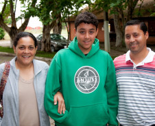 Cerca de 500 alunos do 9° ano de várias escolas da Região Metropolitana de Curitiba participaram nesta quarta-feira (5) da segunda edição do “Dia do Campo”, no Centro Estadual de Educação Profissional Newton Freire Maia, em Pinhais. Os estudantes foram acompanhados pelos pais e aproveitaram para conhecer e fazer as inscrições nos cursos oferecidos pela escola. A feira agrícola aconteceu em comemoração ao Dia do Técnico em Agropecuária.