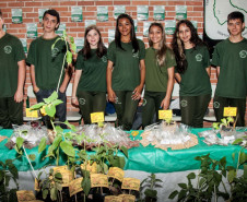 Cerca de 500 alunos do 9° ano de várias escolas da Região Metropolitana de Curitiba participaram nesta quarta-feira (5) da segunda edição do “Dia do Campo”, no Centro Estadual de Educação Profissional Newton Freire Maia, em Pinhais. Os estudantes foram acompanhados pelos pais e aproveitaram para conhecer e fazer as inscrições nos cursos oferecidos pela escola. A feira agrícola aconteceu em comemoração ao Dia do Técnico em Agropecuária.