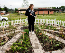 Cerca de 500 alunos do 9° ano de várias escolas da Região Metropolitana de Curitiba participaram nesta quarta-feira (5) da segunda edição do “Dia do Campo”, no Centro Estadual de Educação Profissional Newton Freire Maia, em Pinhais. Os estudantes foram acompanhados pelos pais e aproveitaram para conhecer e fazer as inscrições nos cursos oferecidos pela escola. A feira agrícola aconteceu em comemoração ao Dia do Técnico em Agropecuária.