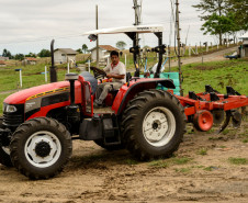 Novo trator para o Colégio Agrícola da Lapa. 06/11/2014.