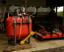 Novo pulveriizador e nova roçadeira para o CColégio Agrícola da Lapa. 06/11/2014.