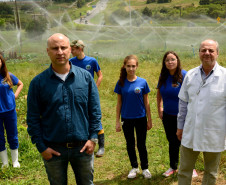 Luis Henrique Ribas (camisa azul escura) e Nelson Leonardi (jaleco branco). Professores com alguns alunos na horta irrigada do Colégio Agrícola da Lapa. 06/11/2014.