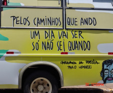 Alunos do Núcleo Regional de Educação de Cornélio Procópio receberam a Caravana da Poesia. Eles participaram de uma programação cultural sobre a vida e obra do escritor e compositor paranaense Paulo Leminski e tiveram a oportunidade de conhecer uma das filhas do poeta, Estrela Leminski, que se apresentou com o músico e compositor paranaense Téo Ruiz.
