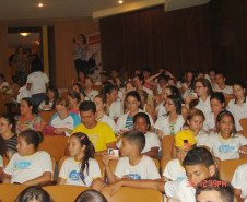 Alunos do Núcleo Regional de Educação de Cornélio Procópio receberam a Caravana da Poesia. Eles participaram de uma programação cultural sobre a vida e obra do escritor e compositor paranaense Paulo Leminski e tiveram a oportunidade de conhecer uma das filhas do poeta, Estrela Leminski, que se apresentou com o músico e compositor paranaense Téo Ruiz.
