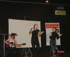 Alunos do Núcleo Regional de Educação de Cornélio Procópio receberam a Caravana da Poesia. Eles participaram de uma programação cultural sobre a vida e obra do escritor e compositor paranaense Paulo Leminski e tiveram a oportunidade de conhecer uma das filhas do poeta, Estrela Leminski, que se apresentou com o músico e compositor paranaense Téo Ruiz.