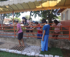 Plantas aromáticas e pista tátil oferecem novas experiências aos alunos especiais de escola em Tapejara, Noroeste do Paraná.