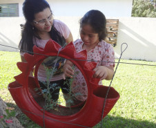 Plantas aromáticas e pista tátil oferecem novas experiências aos alunos especiais de escola em Tapejara, Noroeste do Paraná.