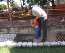 Plantas aromáticas e pista tátil oferecem novas experiências aos alunos especiais de escola em Tapejara, Noroeste do Paraná.