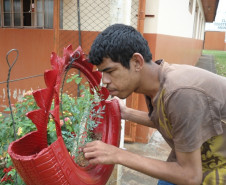 Plantas aromáticas e pista tátil oferecem novas experiências aos alunos especiais de escola em Tapejara, Noroeste do Paraná.