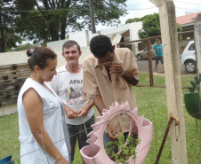 Plantas aromáticas e pista tátil oferecem novas experiências aos alunos especiais de escola em Tapejara, Noroeste do Paraná.