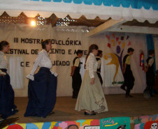 Mostra Folclórica e Festival de Talentos e Arte animam alunos do Colégio Estadual do Lajeado, em São Mateus do Sul. 