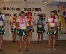 Mostra Folclórica e Festival de Talentos e Arte animam alunos do Colégio Estadual do Lajeado, em São Mateus do Sul. 