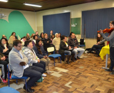 Na Escola Estadual Dom Orione, em Curitiba, a equipe pedagógica criou um grupo de estudo sobre Transtorno do Déficit de Atenção e Hiperatividade e áreas afins, como altas habilidades/superdotação. Há cinco anos, o grupo se reúne uma vez por mês, e conta com a participação de professores de outras escolas. São mais de 40 integrantes que veem na ação uma forma de aprimorar os conhecimentos.