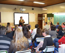 Na Escola Estadual Dom Orione, em Curitiba, a equipe pedagógica criou um grupo de estudo sobre Transtorno do Déficit de Atenção e Hiperatividade e áreas afins, como altas habilidades/superdotação. Há cinco anos, o grupo se reúne uma vez por mês, e conta com a participação de professores de outras escolas. São mais de 40 integrantes que veem na ação uma forma de aprimorar os conhecimentos.