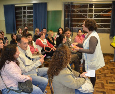 Na Escola Estadual Dom Orione, em Curitiba, a equipe pedagógica criou um grupo de estudo sobre Transtorno do Déficit de Atenção e Hiperatividade e áreas afins, como altas habilidades/superdotação. Há cinco anos, o grupo se reúne uma vez por mês, e conta com a participação de professores de outras escolas. São mais de 40 integrantes que veem na ação uma forma de aprimorar os conhecimentos.