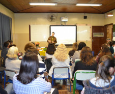 Na Escola Estadual Dom Orione, em Curitiba, a equipe pedagógica criou um grupo de estudo sobre Transtorno do Déficit de Atenção e Hiperatividade e áreas afins, como altas habilidades/superdotação. Há cinco anos, o grupo se reúne uma vez por mês, e conta com a participação de professores de outras escolas. São mais de 40 integrantes que veem na ação uma forma de aprimorar os conhecimentos.