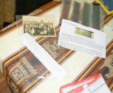 Alunos da Escola Estadual Prefeito Djalma Johnsson, de Colombo, na Região Metropolitana de Curitiba, fizeram na manhã desta quinta-feira (13) uma homenagem aos idosos da comunidade. A ação é de um projeto interdisciplinar de resgate da memória histórica e reconhecimento do idoso como agente importante para a formação da sociedade. Participaram 65 alunos do 9º ano.