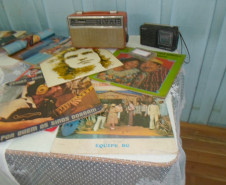 Alunos da Escola Estadual Prefeito Djalma Johnsson, de Colombo, na Região Metropolitana de Curitiba, fizeram na manhã desta quinta-feira (13) uma homenagem aos idosos da comunidade. A ação é de um projeto interdisciplinar de resgate da memória histórica e reconhecimento do idoso como agente importante para a formação da sociedade. Participaram 65 alunos do 9º ano.