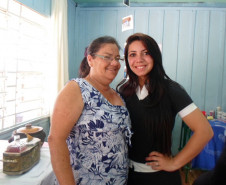 Alunos da Escola Estadual Prefeito Djalma Johnsson, de Colombo, na Região Metropolitana de Curitiba, fizeram na manhã desta quinta-feira (13) uma homenagem aos idosos da comunidade. A ação é de um projeto interdisciplinar de resgate da memória histórica e reconhecimento do idoso como agente importante para a formação da sociedade. Participaram 65 alunos do 9º ano.