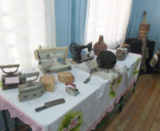 Alunos da Escola Estadual Prefeito Djalma Johnsson, de Colombo, na Região Metropolitana de Curitiba, fizeram na manhã desta quinta-feira (13) uma homenagem aos idosos da comunidade. A ação é de um projeto interdisciplinar de resgate da memória histórica e reconhecimento do idoso como agente importante para a formação da sociedade. Participaram 65 alunos do 9º ano.