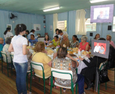 Alunos da Escola Estadual Prefeito Djalma Johnsson, de Colombo, na Região Metropolitana de Curitiba, fizeram na manhã desta quinta-feira (13) uma homenagem aos idosos da comunidade. A ação é de um projeto interdisciplinar de resgate da memória histórica e reconhecimento do idoso como agente importante para a formação da sociedade. Participaram 65 alunos do 9º ano.