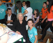 Alunos da Escola Estadual Prefeito Djalma Johnsson, de Colombo, na Região Metropolitana de Curitiba, fizeram na manhã desta quinta-feira (13) uma homenagem aos idosos da comunidade. A ação é de um projeto interdisciplinar de resgate da memória histórica e reconhecimento do idoso como agente importante para a formação da sociedade. Participaram 65 alunos do 9º ano.