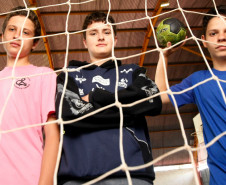 Os treinamentos de handebol feitos no contraturno do Colégio Estadual Olinda Truffa de Carvalho, em Cascavel (Oeste), estão dando bons resultados dentro das quadras e das salas de aula. Nos Jogos Escolares deste ano a escola ficou em 3º lugar na categoria até 14 anos e foi vice-campeã na categoria 17 anos.
