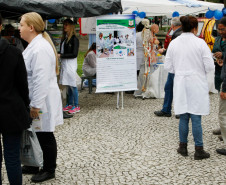 Mais de cinco mil pessoas visitaram a primeira Feira de Profissão da Secretaria Estadual da Educação realizada nesta sexta-feira (14), em Curitiba. 14-11-14.
