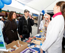 Mais de cinco mil pessoas visitaram a primeira Feira de Profissão da Secretaria Estadual da Educação realizada nesta sexta-feira (14), em Curitiba. Na foto Emanuel e Monica Rocha. 14-11-14.