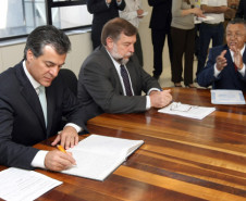 O governador Beto Richa e o vice-governador e secretário de Educação Flávio Arns dão posse a cinco membros do Conselho Estadual de Educação do Paraná, nesta segunda-feira (7), no Palácio das Araucárias.