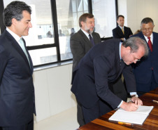 O governador Beto Richa e o vice-governador e secretário de Educação Flávio Arns dão posse a cinco membros do Conselho Estadual de Educação do Paraná, nesta segunda-feira (7), no Palácio das Araucárias.