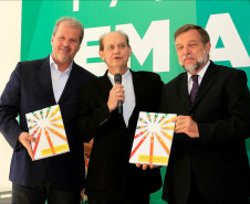 O governador em exercício, Flávio Arns, e o secretário da Educação, Paulo Schmidt, participaram do lançamento do livro "Ensino Religioso: Diversidade Cultural e Religiosa", no Palácio Iguaçu, em Curitiba. 17-11-14.