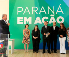 O governador em exercício, Flávio Arns, e o secretário da Educação, Paulo Schmidt, participaram do lançamento do livro "Ensino Religioso: Diversidade Cultural e Religiosa", no Palácio Iguaçu, em Curitiba. 17-11-14.