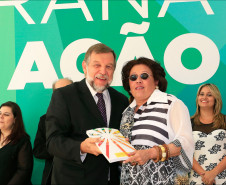 O governador em exercício, Flávio Arns, e o secretário da Educação, Paulo Schmidt, participaram do lançamento do livro "Ensino Religioso: Diversidade Cultural e Religiosa", no Palácio Iguaçu, em Curitiba. 17-11-14.