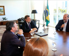 O governador em exercício, Flávio Arns, e o secretário da Educação Paulo Schmidt lançaram nesta segunda-feira (17), no Palácio Iguaçu, em Curitiba, o Sistema Integrado da Rede de Proteção para combate ao abandono escolar. Desenvolvido pela Secretaria da Educação em parceria com a Celepar, o sistema informatizado será utilizado por professores e pedagogos para o registro de alunos em situações caracterizadas como evasão escolar.
Curitiba, 17-11-14.