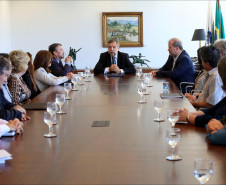 O governador em exercício, Flávio Arns, e o secretário da Educação Paulo Schmidt lançaram nesta segunda-feira (17), no Palácio Iguaçu, em Curitiba, o Sistema Integrado da Rede de Proteção para combate ao abandono escolar. Desenvolvido pela Secretaria da Educação em parceria com a Celepar, o sistema informatizado será utilizado por professores e pedagogos para o registro de alunos em situações caracterizadas como evasão escolar.
Curitiba, 17-11-14.