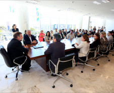 O governador em exercício, Flávio Arns, e o secretário da Educação Paulo Schmidt lançaram nesta segunda-feira (17), no Palácio Iguaçu, em Curitiba, o Sistema Integrado da Rede de Proteção para combate ao abandono escolar. Desenvolvido pela Secretaria da Educação em parceria com a Celepar, o sistema informatizado será utilizado por professores e pedagogos para o registro de alunos em situações caracterizadas como evasão escolar.
Curitiba, 17-11-14.
