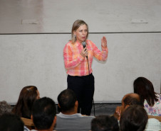 O Governo do Estado está debatendo com agricultores familiares os reajustes dos valores dos alimentos fornecidos para a merenda escolar. Nesta terça-feira (18), uma audiência pública realizada em Curitiba reuniu cerca de 80 representantes de associações e cooperativas de produtores rurais e técnicos da Secretaria Estadual da Educação, responsável pela execução do Programa Estadual de Alimentação Escolar. 18-11-14.