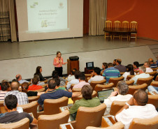 O Governo do Estado está debatendo com agricultores familiares os reajustes dos valores dos alimentos fornecidos para a merenda escolar. Nesta terça-feira (18), uma audiência pública realizada em Curitiba reuniu cerca de 80 representantes de associações e cooperativas de produtores rurais e técnicos da Secretaria Estadual da Educação, responsável pela execução do Programa Estadual de Alimentação Escolar. 18-11-14.