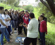 Alunos do curso técnico em Química, do Colégio Estadual João Ricardo Von Borell du Vernay, de Ponta Grossa, nos Campos Gerais, tiveram nesta quarta-feira (19) uma atividade diferenciada durante a coleta das últimas amostras do ano para análise. Os alunos articipam do projeto Sustentabilidade: da Escola ao Rio na cidade, desenvolvido em parceria pela Sanepar, Unilivre e Secretaria Estadual da Educação.