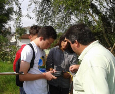 Alunos do curso técnico em Química, do Colégio Estadual João Ricardo Von Borell du Vernay, de Ponta Grossa, nos Campos Gerais, tiveram nesta quarta-feira (19) uma atividade diferenciada durante a coleta das últimas amostras do ano para análise. Os alunos articipam do projeto Sustentabilidade: da Escola ao Rio na cidade, desenvolvido em parceria pela Sanepar, Unilivre e Secretaria Estadual da Educação.