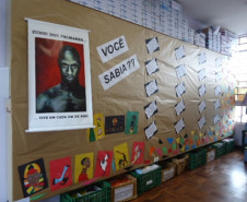 A Exposição Ébano foi promovida pelo Colégio Estadual Santa Rosa, em Curitiba, que propiciou à comunidade escolar um espaço na biblioteca para discussões e reflexões sobre a importância da cultura negra no Brasil. Também homenageou Zumbi dos Palmares, um dos líderes da história negra no País. São telas, painéis, instrumentos musicais que abordam vários temas como a valorização da mulher negra, igualdade e tolerância religiosa.