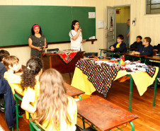 Um exemplo é a Escola Estadual Ângelo Trevisan, em Curitiba, onde professores trabalharam meses com os alunos para organizar uma mostra com o resultado de diversas atividades