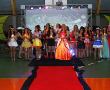 O Colégio Estadual Helena Kolody, em Saradi, promoveu uma atividade na semana passada par promover maior interação com a comunidade escolar. A proposta envolveu os cursos de inglês e de espanhol do Centro de Línguas Estrangeiras Modernas (Celem), e a disciplina língua portuguesa, e originou a 1ª Festa Luso-Hispano-Americana. A ideia foi aprimorar os estudos destas línguas e contribuir para o conhecimento sobre alguns países em que esses idiomas são oficiais. 