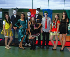 O Colégio Estadual Helena Kolody, em Saradi, promoveu uma atividade na semana passada par promover maior interação com a comunidade escolar. A proposta envolveu os cursos de inglês e de espanhol do Centro de Línguas Estrangeiras Modernas (Celem), e a disciplina língua portuguesa, e originou a 1ª Festa Luso-Hispano-Americana. A ideia foi aprimorar os estudos destas línguas e contribuir para o conhecimento sobre alguns países em que esses idiomas são oficiais. 